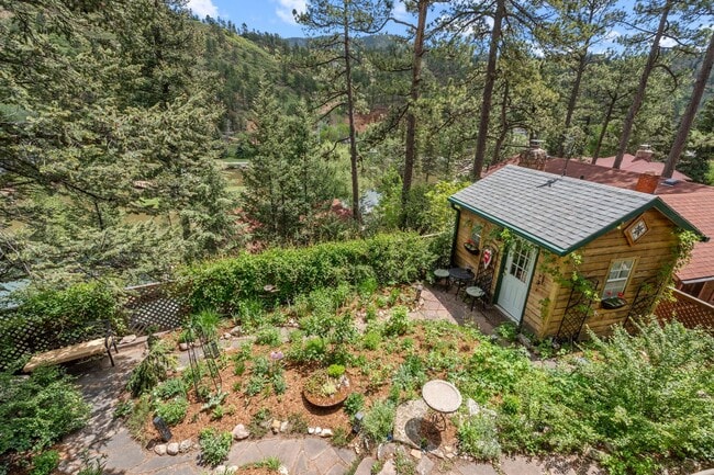 Building Photo - Cozy Green Mountain Falls Cottage