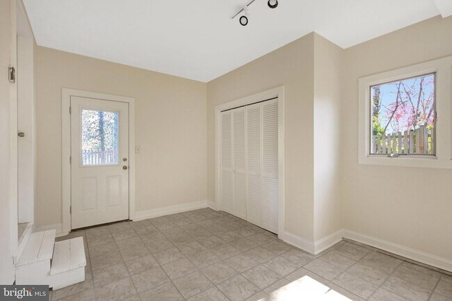 Building Photo - 2031 Hillside Dr