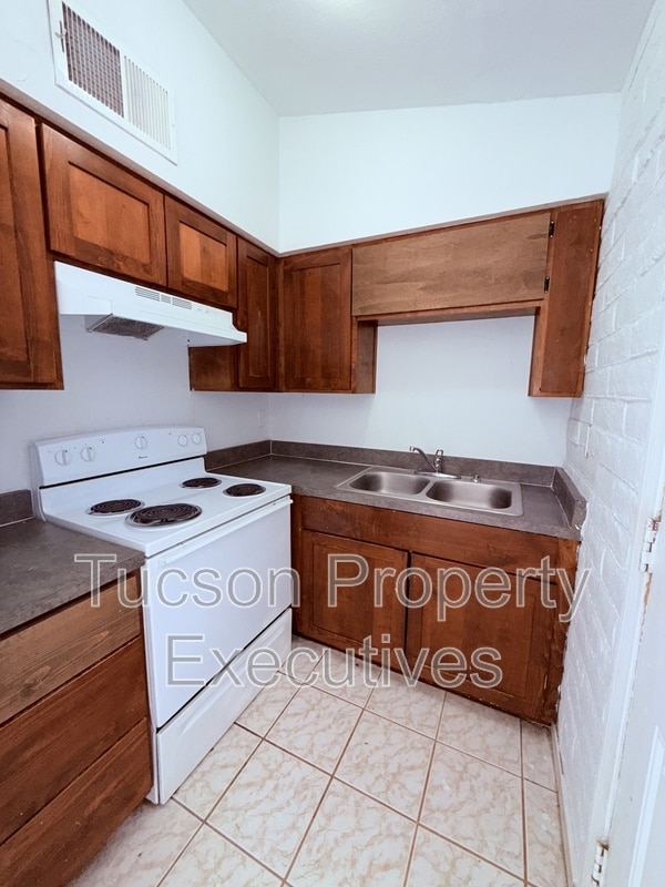 Building Photo - 5752 S Park Ave