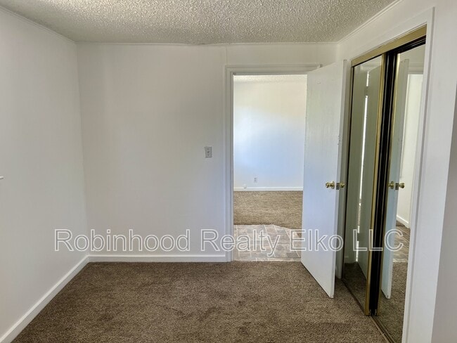 Building Photo - 659 Elm St