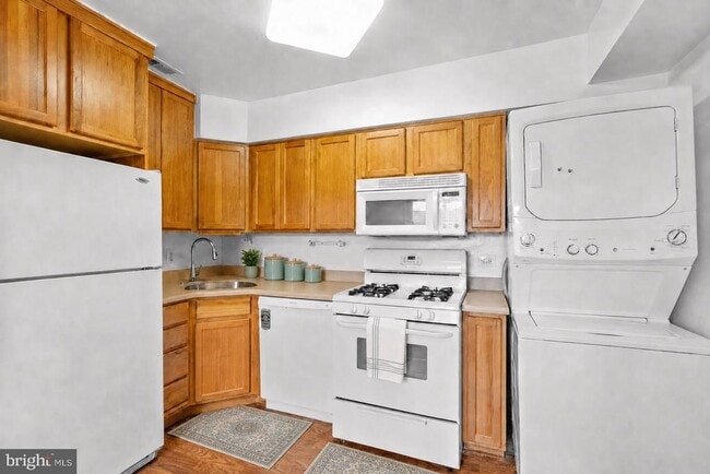 Building Photo - 6284 Rose Hill Dr