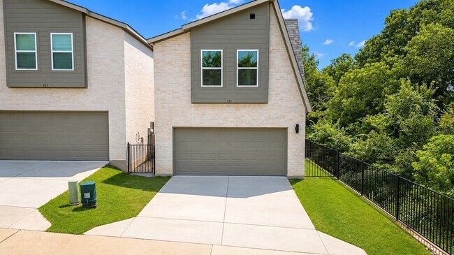Building Photo - 321 Oakbend Dr