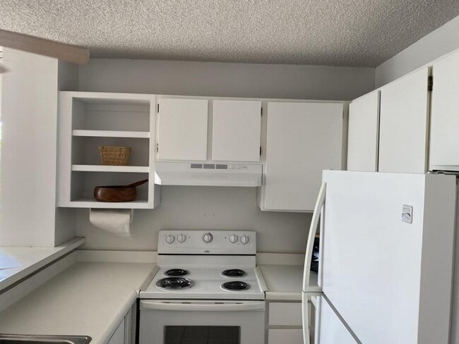 Building Photo - 75-6016 Alii Dr #222