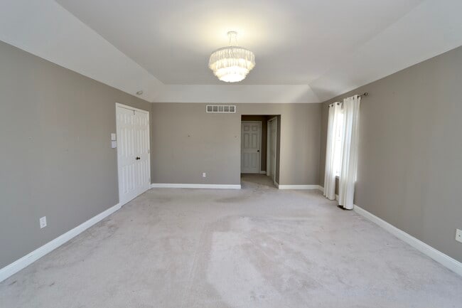 Building Photo - 2969 Columbia Dr