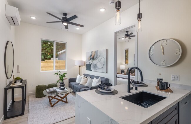 Building Photo - Modern Private Retreat in the Heart of Clairemont