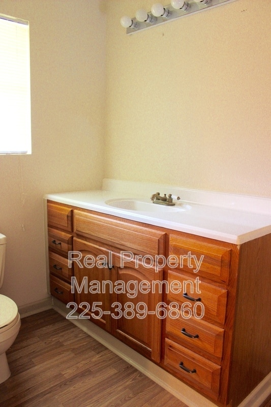 Building Photo - 1208 N Willow Ave