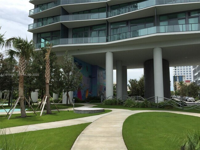 Building Photo - 460 NE 28th St