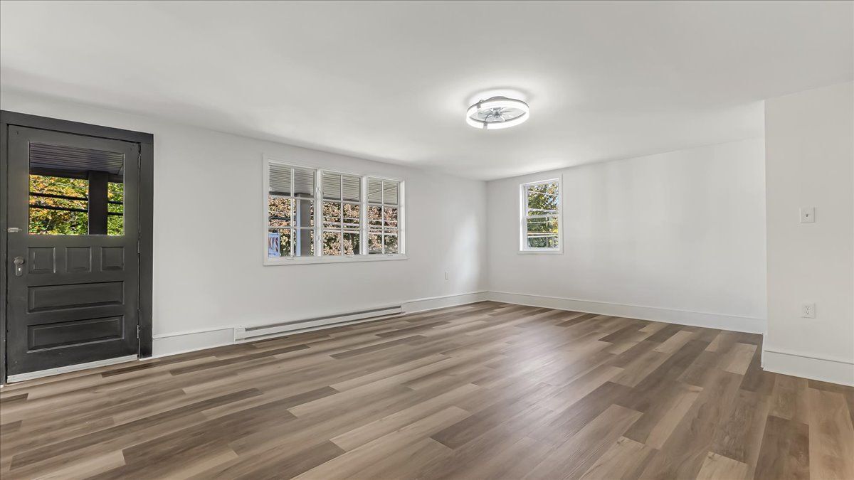 Building Photo - 960 Main St