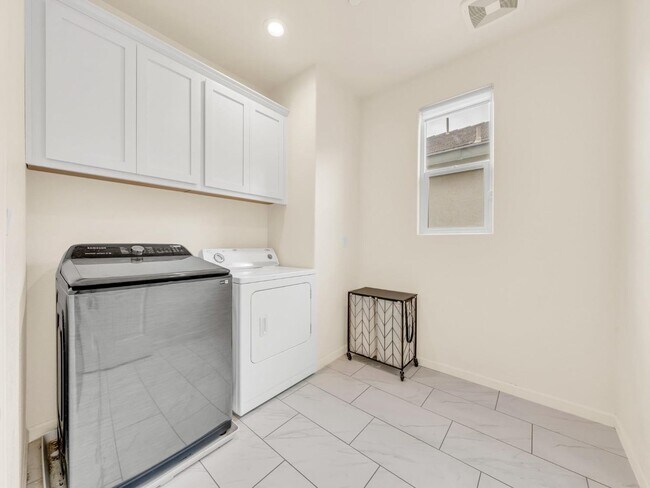 Building Photo - Beautiful 2019 Built 3 bedrooms 2.5 bath!