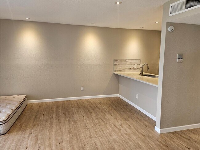 Building Photo - 2818 S Bartell Dr