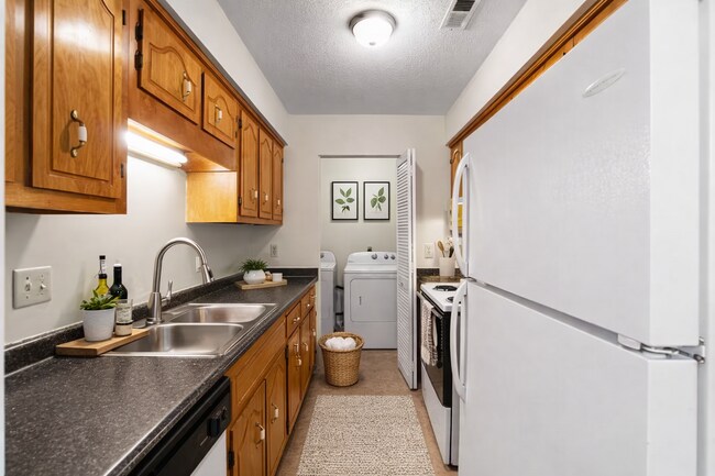 Building Photo - Spacious 2BR with Walk-In Closet, Washer/Dryer & Open Living Area