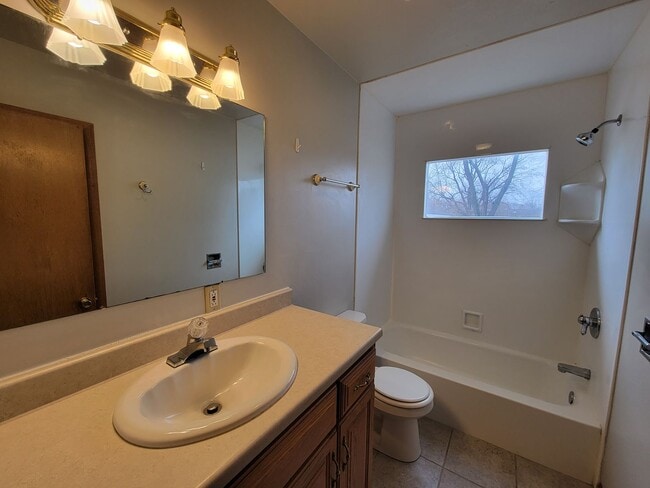 Building Photo - 4 Bed 2 Bath house for Rent!