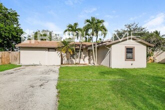 Building Photo - 9940 Spanish Isles Dr