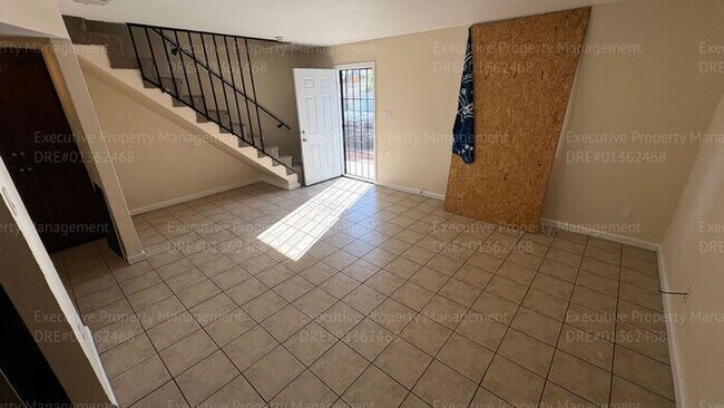 Building Photo - 3 bedroom/ 1.5 bathroom townhome