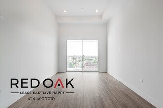 Building Photo - 1331 W 7th St