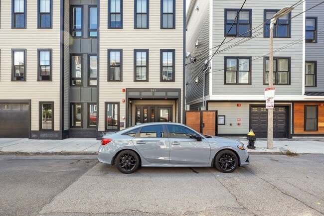 Building Photo - 205 W 8th St