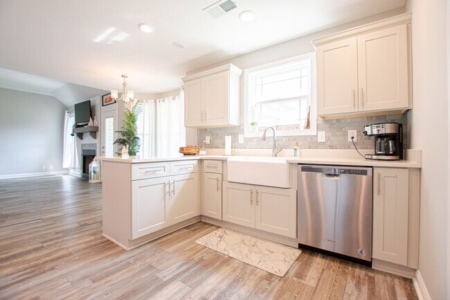 Building Photo - Pet Friendly Three Bedroom with Bonus!