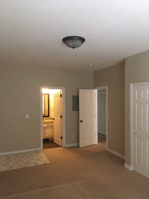Building Photo - 3859 S Mitchell Cove