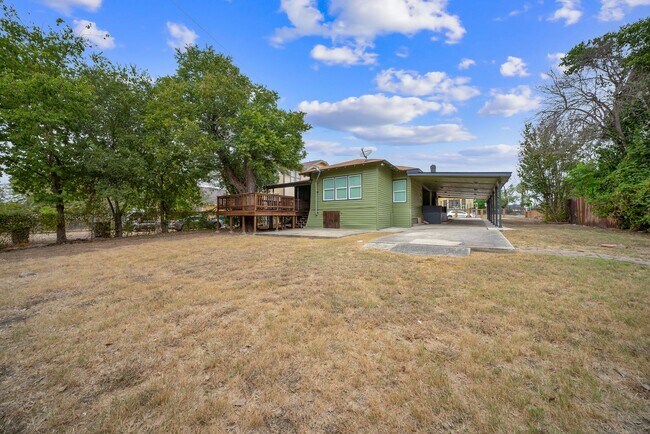 Building Photo - Beautiful historic home only minutes from downtown