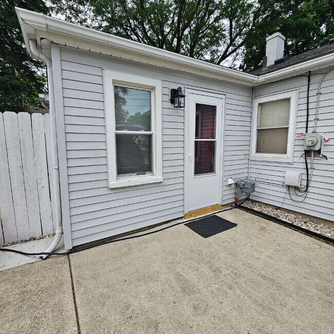 Building Photo - Charming 2-Bedroom Ranch in Royal Oak – Co...