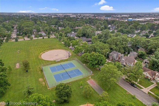 Building Photo - 2120 Buckingham Ave