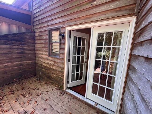 Building Photo - 279 Ivy Ln