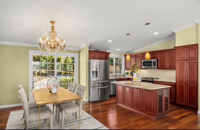Building Photo - Luxurious home with tasteful updates throu...