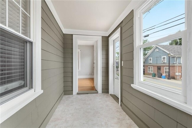 Building Photo - 113 Maple Ave