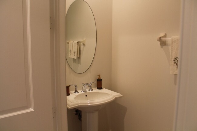 Building Photo - AVAILABLE May 1-2026 ...Spacious and Bright 3 bedroom-2.5 bath ground floor Condo in popular Hamm...