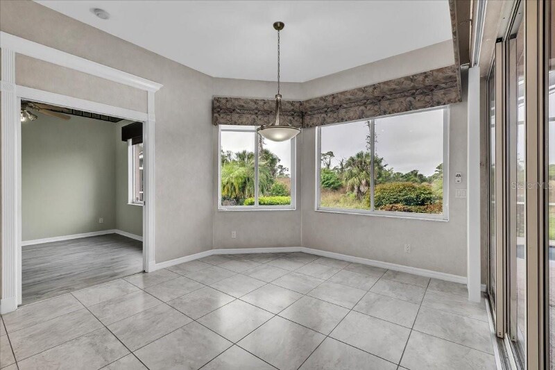 Building Photo - 3013 Royal Palm Dr