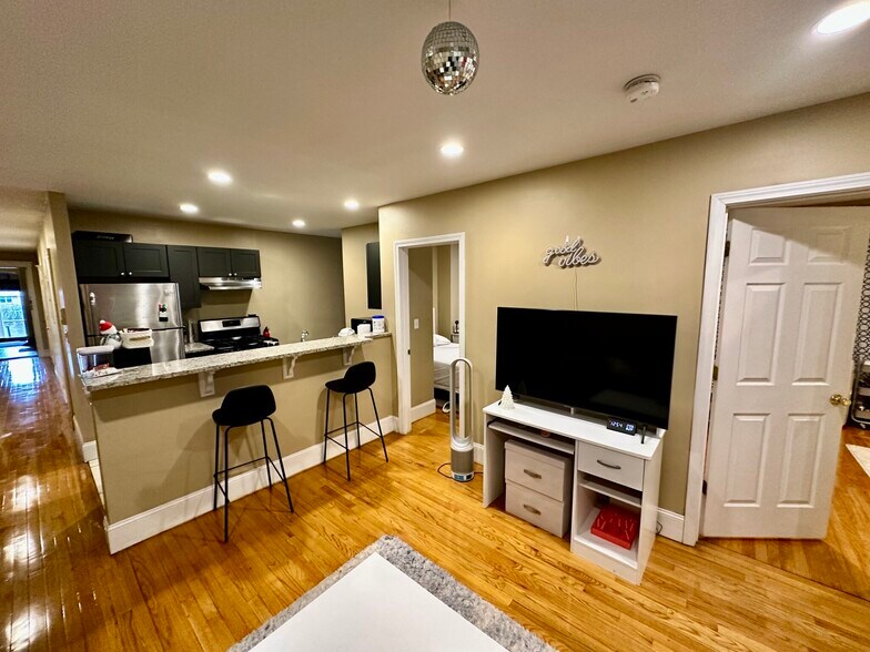 Building Photo - 56 Egmont St