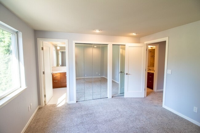 Building Photo - 5Bd/2.5Ba Redmond Home