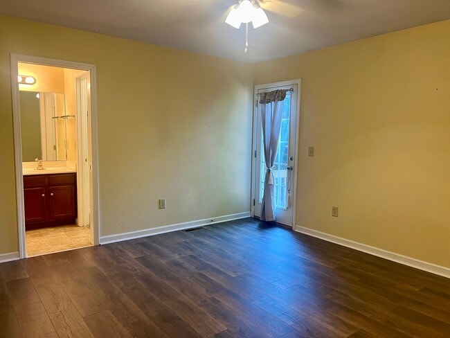 Building Photo - One- level 3bedroom /2bath  living with 2 ...