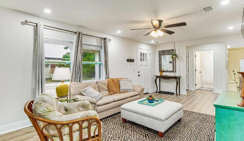 Building Photo - 814 W Gonzalez St