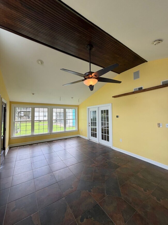 Building Photo - Fabulous 3 bedroom 2 bath in waterfront community!