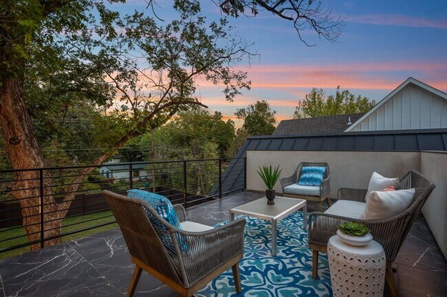 Building Photo - Stunning South Austin Oasis