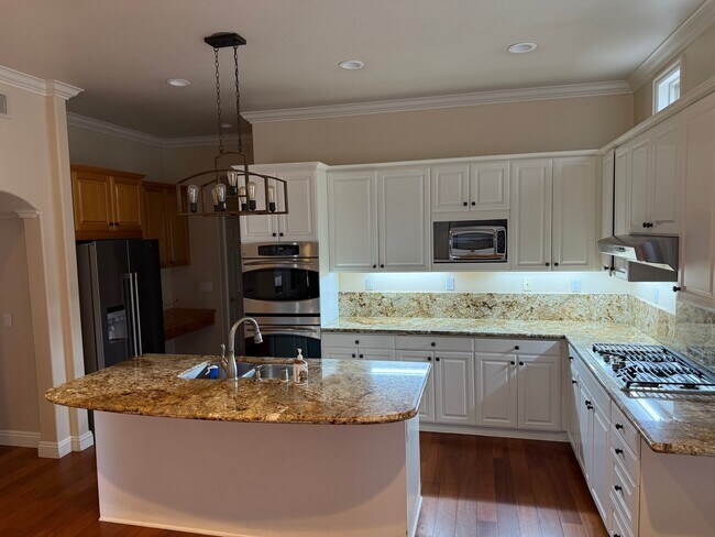 Building Photo - 12184 Oakview Way