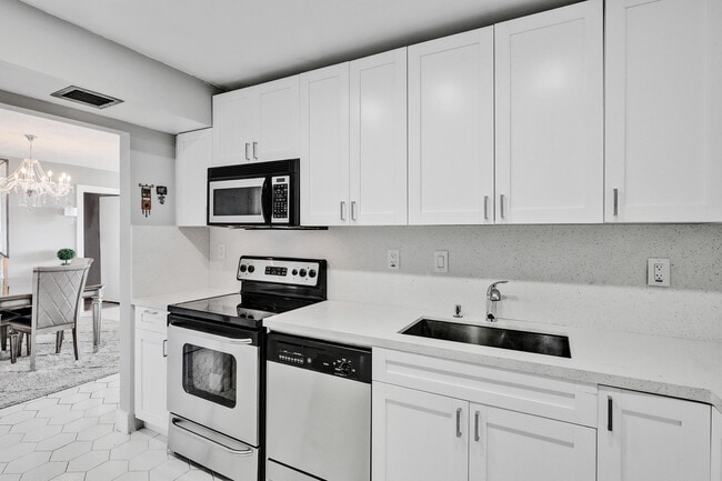 Building Photo - 3701 N Country Club Dr