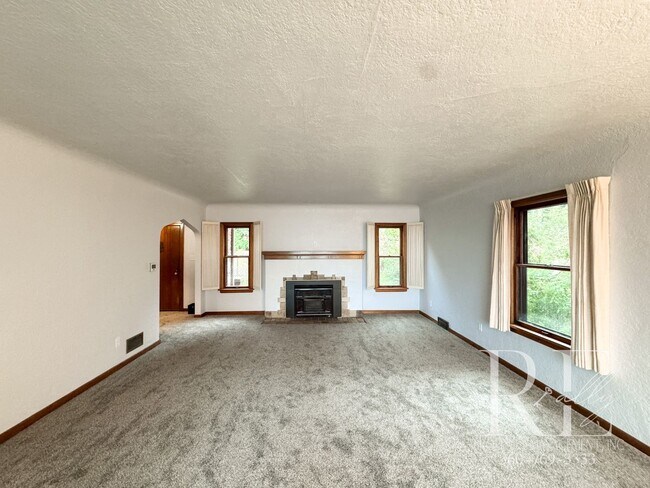 Building Photo - Waterfront Tudor | Private, Vintage Charm
