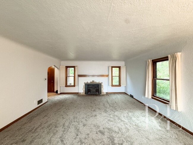 Building Photo - Waterfront Tudor | Private, Vintage Charm with Casita