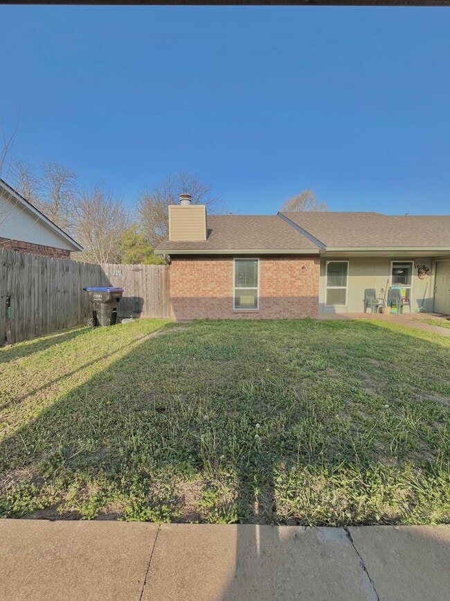 Building Photo - 1008 Acacia Cir