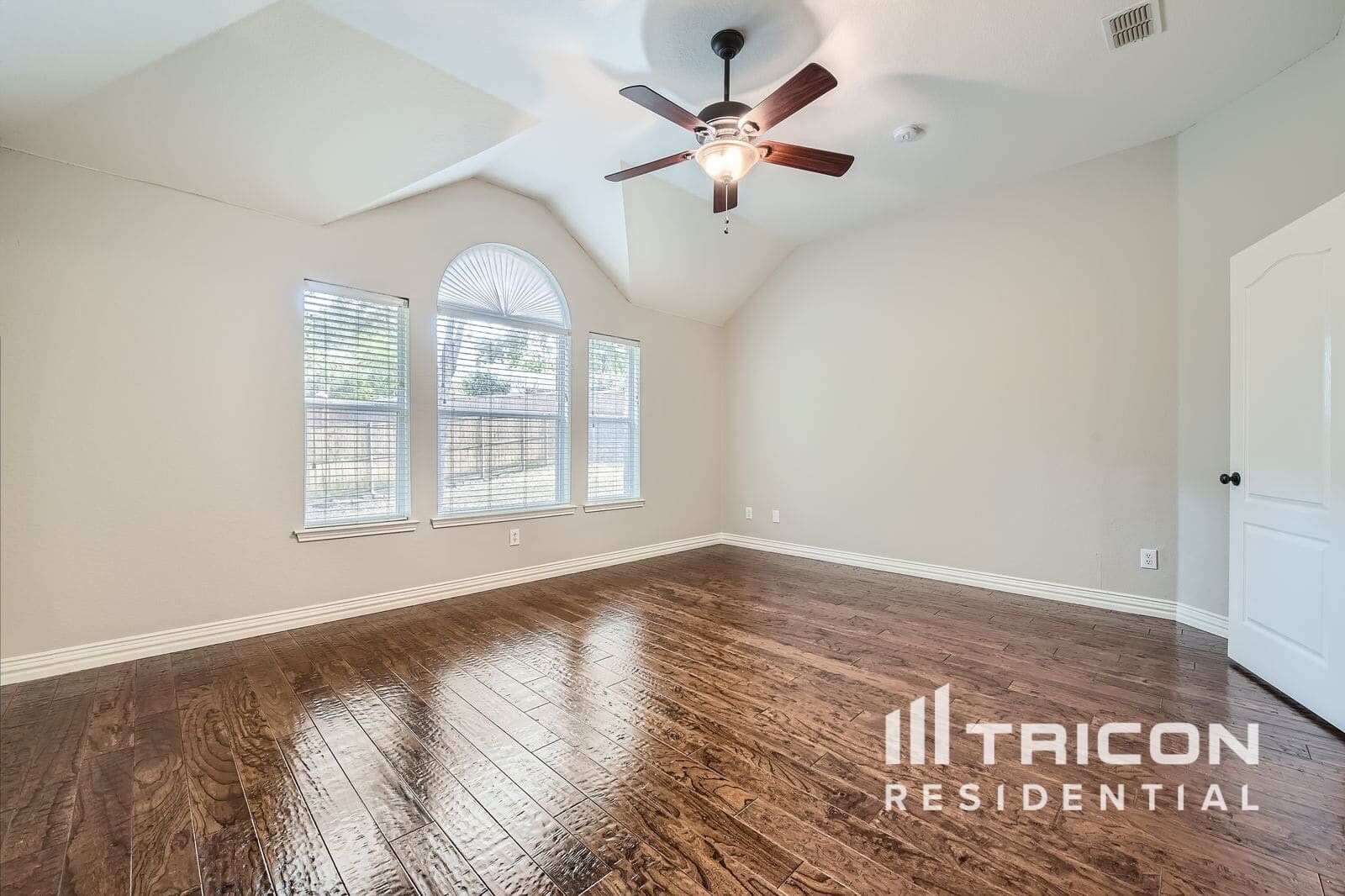Building Photo - 2208 Knob Hill Dr