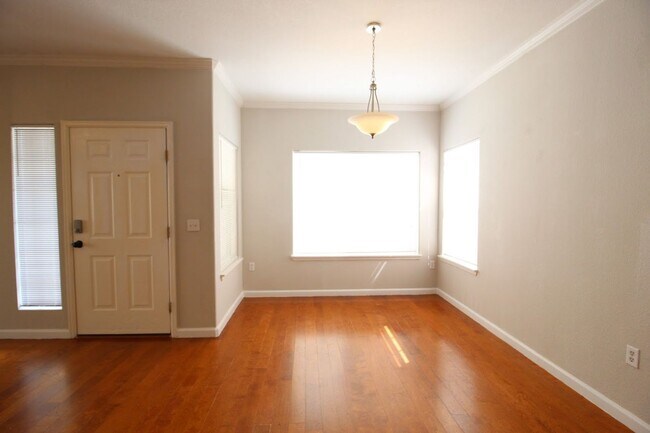 Building Photo - Long Realty & Property Management - 3 Bedroom Condo in Gated Community with Amenities