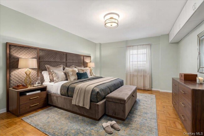 Building Photo - 6 Fordham Hill Oval