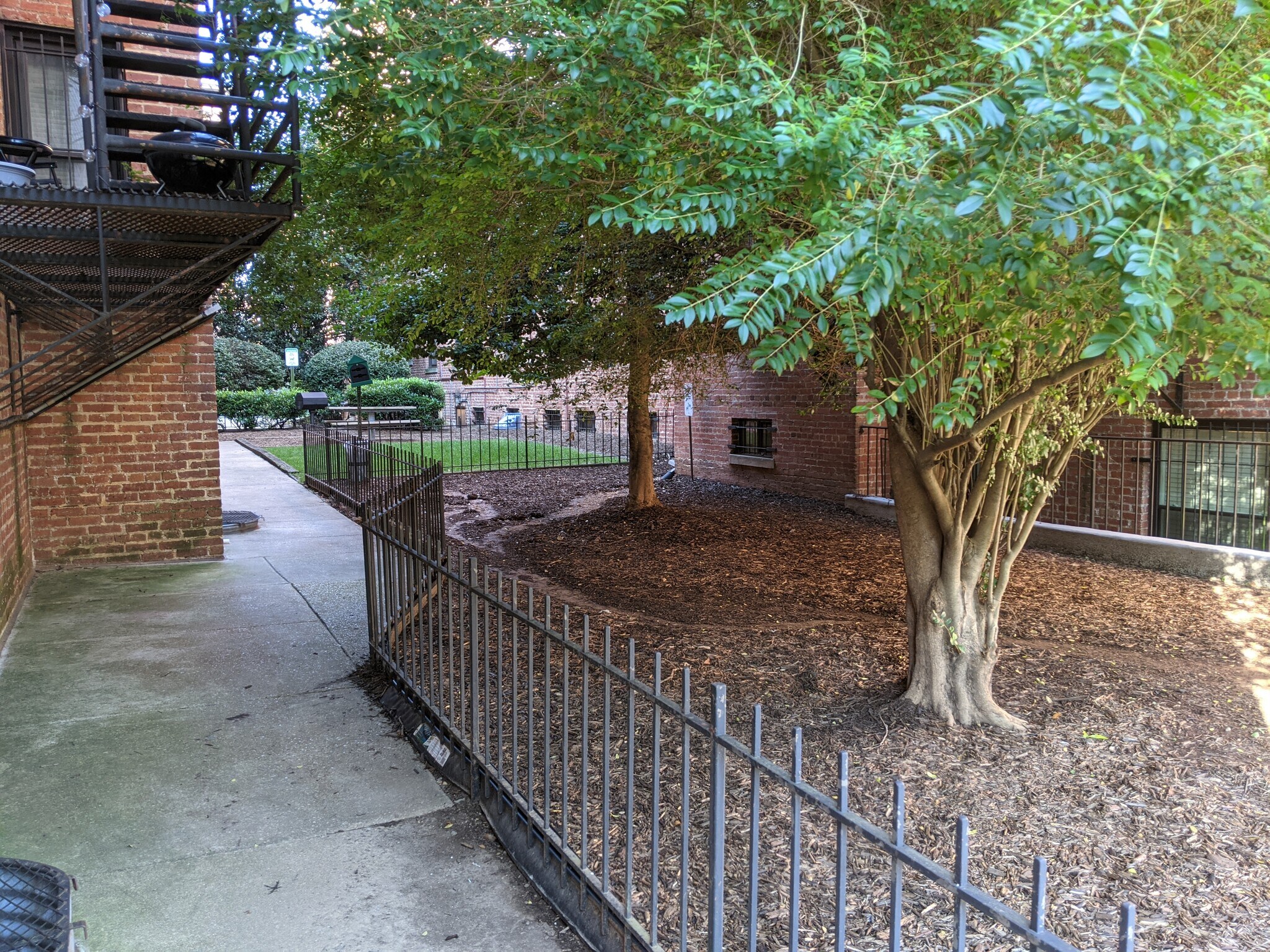 Courtyard & Pet Run - 1436 Meridian Plz NW