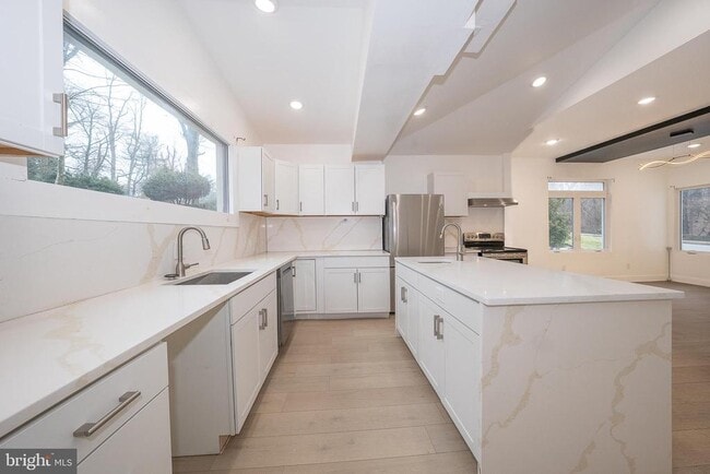 Building Photo - 622 Spring Ave