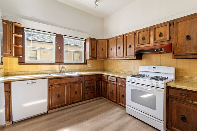 Building Photo - 5 Bedroom 2 Bathroom House - AVAILABLE JULY 2026 - MAY 2027