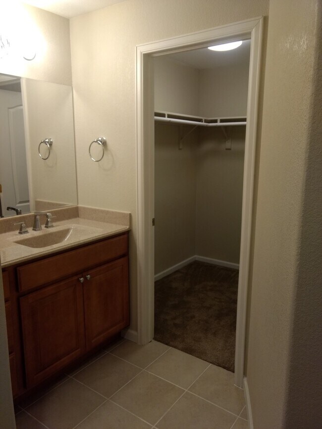 Building Photo - Magnificent and Spacious 2 bed/3 bath in G...