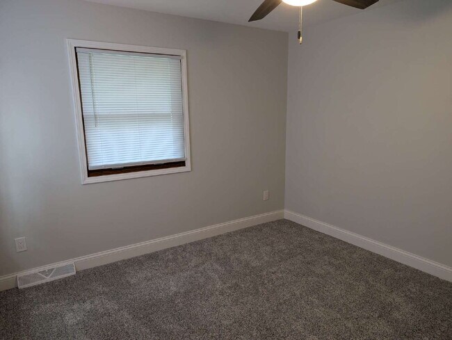 Building Photo - Spacious 4 bedroom 3 bathroom family home in Neenah