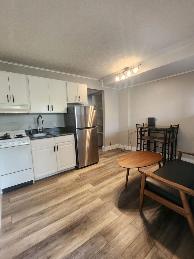 Building Photo - FREE AUGUST RENT: University Towers- FURNI...